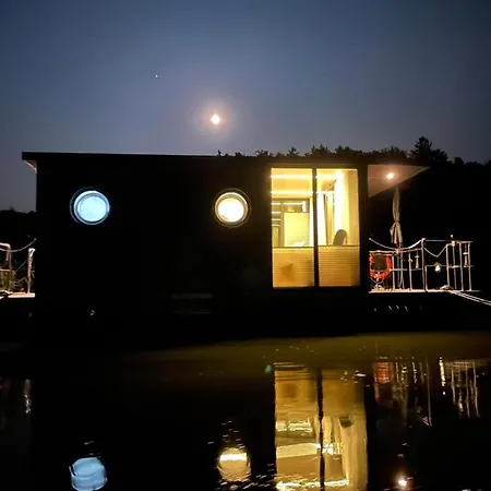 Hausboot Schwanennest 船上ホテル *