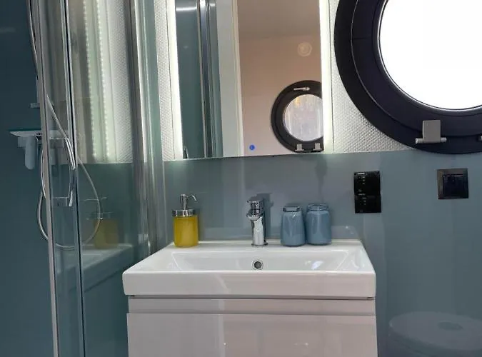 船屋 Hausboot Schwanennest *