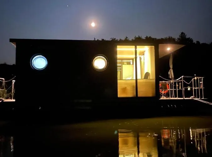 Hausboot Schwanennest 船屋 *